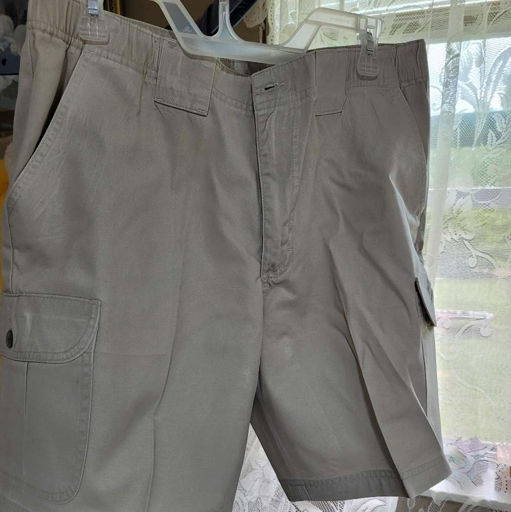 (2413)⁸VF JEANSWEAR INC. MENS SIZE 32, Beige Cargo Shorts